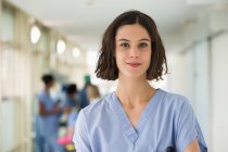 Ritratto di infermiera sorridente in ospotale — Foto stock