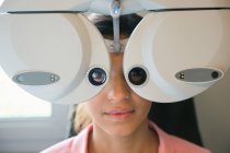 Patiente ayant subi un examen oculaire en clinique — Photo de stock