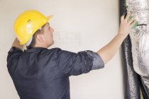 Ingenieur mit gelbem Helm bei der Arbeit auf der Baustelle — Stockfoto