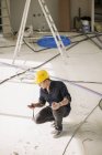 Чоловік-інженер в шоломі працює на місці — стокове фото