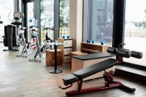 Fitnessgeräte in einem Fitnessstudio, Crans-Montana, Schweizer Alpen, Schweiz — Stockfoto