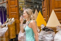 Donna sorridente odore di spezie al mercato contadino — Foto stock
