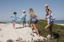 Glückliche Familie zu Fuß am Sandstrand — Stockfoto