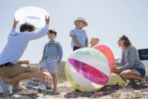 Famiglia divertirsi sulla soleggiata spiaggia estiva insieme — Foto stock
