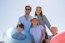 Porträt einer glücklichen Familie, die ihren Strandurlaub genießt — Stockfoto