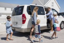 Jeune famille monter en voiture pour les vacances — Photo de stock