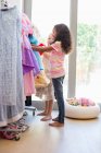 Two little girls shopping at clothing store — Stock Photo