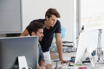 Zwei Führungskräfte arbeiten im Büro am Computer — Stockfoto