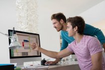 Zwei junge Geschäftsleute arbeiten in einem Büro gemeinsam am Computer — Stockfoto