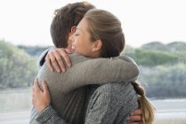 Feliz pareja romántica abrazándose en la naturaleza - foto de stock