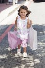 Carina bambina che cammina con le borse della spesa sulla strada — Foto stock