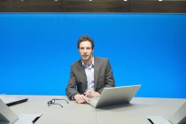 Бизнесмен, работающий с ноутбуком в конференц-зале — стоковое фото