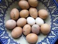 Primer plano de los huevos en el tazón, enfoque selectivo - foto de stock