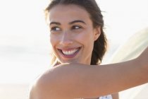 Портрет усміхненої молодої жінки на відкритому повітрі на сонячному світлі — стокове фото