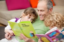 Homme avec ses petits-enfants — Photo de stock