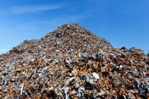 França, Normandia. Canal. Granville. O porto. Montanha de sucata de ferro de resíduos domésticos à espera de ir para a Rússia ou China para reciclagem. — Fotografia de Stock