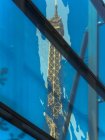 Ейфелева вежа з кольорової скляної стіни Музею Куай Бранлі — стокове фото