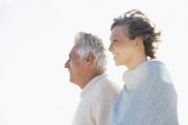 Gros plan du couple de personnes âgées souriantes debout sur la plage — Photo de stock