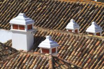 Primer plano de los tejados en Portugal, Algarve - foto de stock