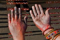 India, Orissa, Badbadi weaver village, Baragarh district, manos manchadas de tinte - foto de stock