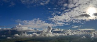 France, vue aérienne au-dessus des nuages recouvrant la campagne vendéenne. ciel bleu — Photo de stock