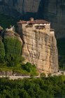 Европа, Греция, равнина Фессалия, долина Пеней, всемирное наследие ЮНЕСКО с 1988 года, православные христианские монастыри Метеоры, расположенные на вершине впечатляющих серых скальных массивов, созданных эрозией — стоковое фото
