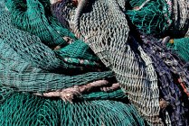 Francia, Francia nord-occidentale, Bretagna, Le Guilvinec, porto di pesca. Reti da pesca per i pescherecci da traino — Foto stock
