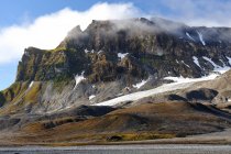 Artico, Spitsberg, sulla riva occidentale del fiordo di Trygghamna, catena montuosa — Foto stock