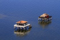 França, Gironde. Baía de Arcachon. Ilha dos Pássaros. Cabanas construídas sobre palafitas . — Fotografia de Stock