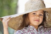 Retrato de menina bonito usando chapéu de sol e sorrindo — Fotografia de Stock