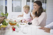 Glücklich lachende Familie bereitet zu Hause Essen zu — Stockfoto