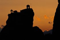 Европа, Греция, равнина Фессалия, долина Пеней, всемирное наследие ЮНЕСКО с 1988 года, православные христианские монастыри Метеоры, расположенные на вершине впечатляющих серых скальных массивов, созданных эрозией, монастырь Святого Николая — стоковое фото
