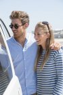 Glückliches Paar steigt in Auto für den Urlaub — Stockfoto