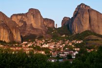 Europe, Grece, Plain of Thessaly, Valley of Penee, World Heritage of UNESCO since 1988, Orthodox Christian monasteries of Meteora perched atop impressive gray rock masses sculpted by erosion, the village of Kastraki — Stock Photo