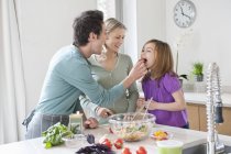 Glückliche Familie bereitet Essen in der Küche zu — Stockfoto
