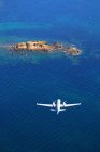 Francia, Bretaña, Morbihan. Vista aérea. Moelan sur mer. Playa de Trenez et L 'ile Percee sobrevolada por un Breguet Atlántico. - foto de stock