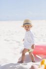 Крупний план хлопчика Cute дитини в солом'яному капелюсі стоячи на пляжі — стокове фото