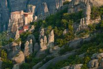 Европа, Греция, равнина Фессалия, долина Пеней, всемирное наследие ЮНЕСКО с 1988 года, православные христианские монастыри Метеоры, расположенные на вершине впечатляющих серых скальных массивов, созданных эрозией, женский монастырь Руссану — стоковое фото