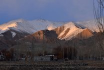 India, Ladakh, estado indio Jammu y Cachemira, cordilleras del Himalaya que rodean la ciudad de Leh - foto de stock