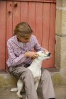 Junges Mädchen putzt ihrem Hund die Zähne — Stockfoto