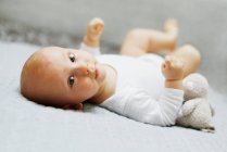 8 mois bébé garçon couché — Photo de stock