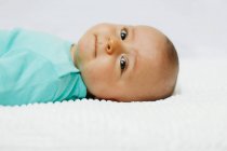 8 meses menino deitado — Fotografia de Stock