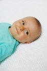 8 mois bébé garçon couché — Photo de stock