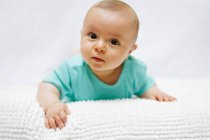 Porträt eines 8 Monate alten Jungen — Stockfoto