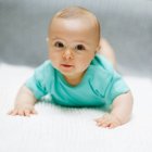Retrato de un bebé de 8 meses - foto de stock