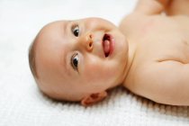 8 mesi bambino sdraiato — Foto stock