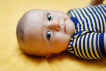 8 meses menino deitado — Fotografia de Stock