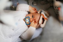 8 mesi bambino ragazzo nel suo letto — Foto stock