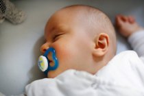 8 mois bébé garçon endormi — Photo de stock