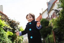 Маленький мальчик бежит по мощеной узкой улице — стоковое фото